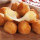 Bolinho de queijo com maionese e picles