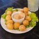Bolinho de aipim com molho rose
